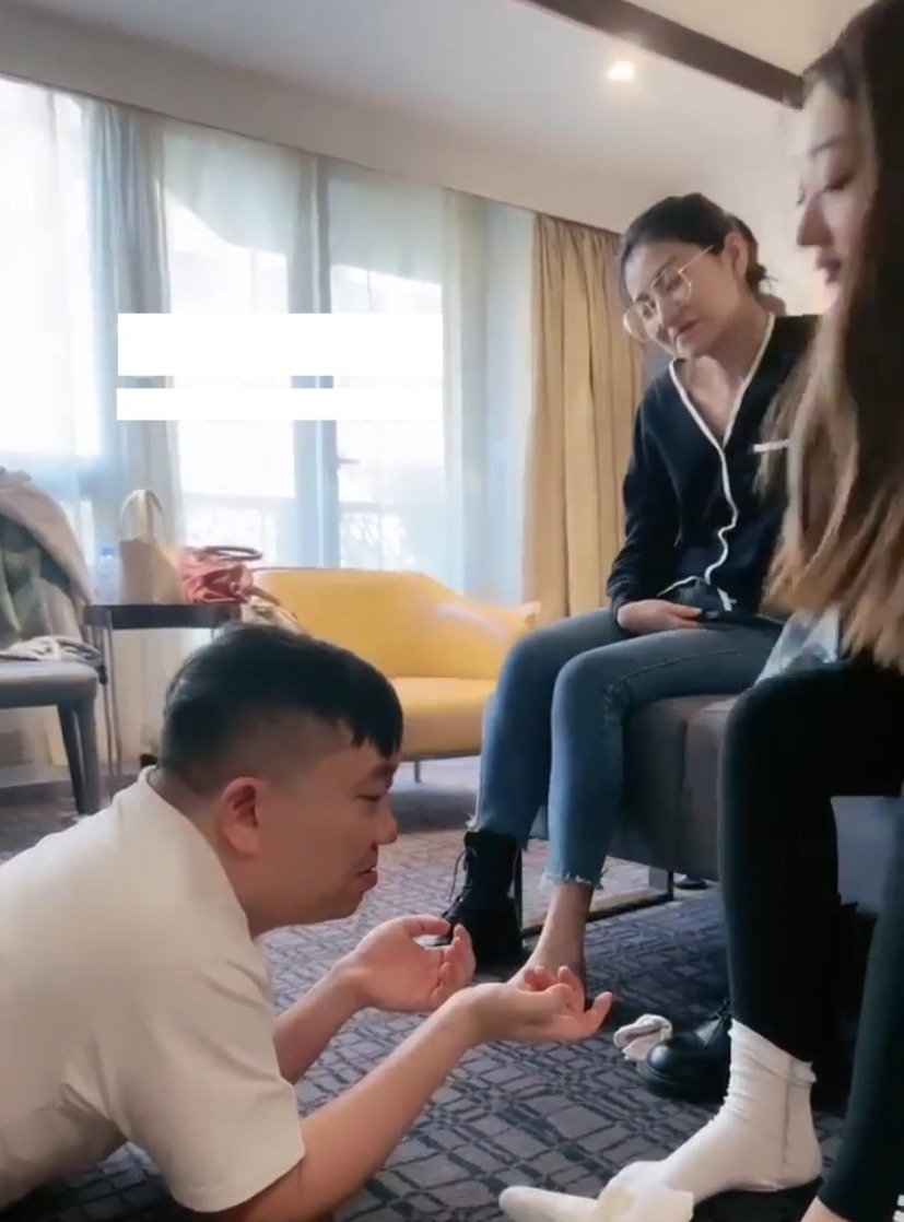 Chikulya porno videolarni onlayn tomosha qilish uchun eshagidan voz kechdi.